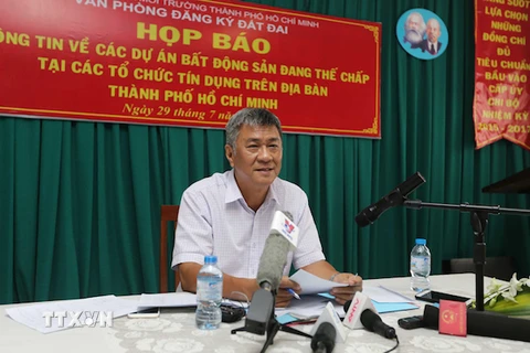 Ông Phạm Ngọc Liên, Giám đốc Văn phòng Đăng ký đất đai TP.H​CM tại buổi họp báo. (Ảnh: Thanh Vũ/TTXVN)