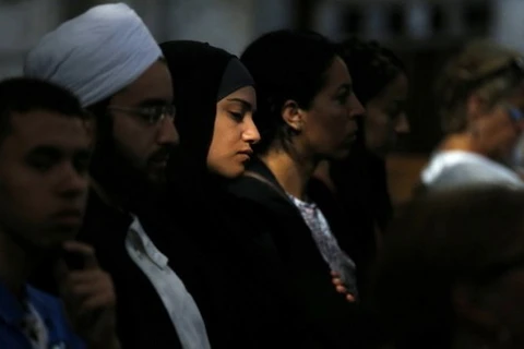 Người Hồi giáo tham dự buổi lễ tại nhà thờ ở thị trấn Saint-Etienne-du-Rouvray gần thành phố Rouen. (Nguồn: AFP)