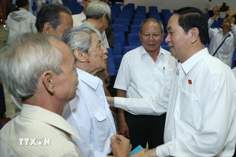 Chủ tịch nước Trần Đại Quang tiếp xúc cử tri. (Ảnh: Nhan Sáng/TTXVN)
