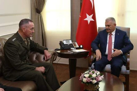 Tướng Joseph Dunford (trái) và Thủ tướng Thổ Nhĩ Kỳ Binali Yildirim. (Nguồn: AP)