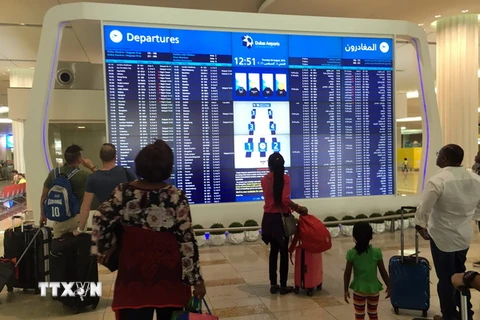 Hành khách chờ đợi thông tin về chuyến bay tại sân bay Dubai, UAE. (Nguồn: AFP/TTXVN)