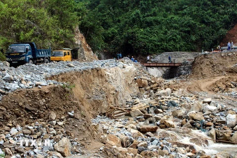 Tuyến đường Quốc lộ 4 đoạn qua xã Thanh Đức, huyện Vị Xuyên bị mưa lũ chia cắt đang khẩn trương được hoàn thiện các hạng mục. (Ảnh: Tiến Lâm/TTXVN)