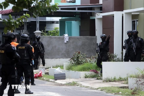 Cảnh sát chống khủng bố Indonesia đột kích một căn nhà ở Batam sau khi bắt giữ 6 nghi can khủng bố. (Nguồn: EPA/TTXVN)