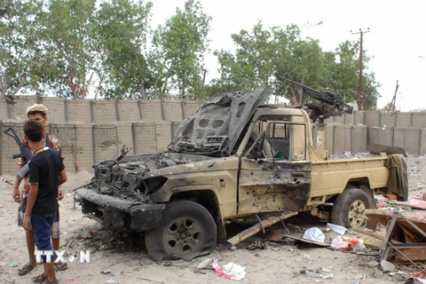 Hiện trường một vụ đánh bom xe ở Yemen. (Nguồn: AFP/TTXVN)