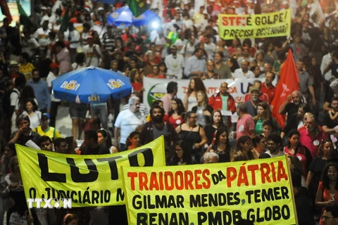 Người dân Brazil tham gia biểu tình phản đối Chính phủ lâm thời tại Rio de Janeiro. (Nguồn: EPA/TTXVN)