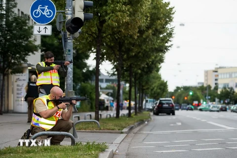 Cảnh sát Đức làm nhiệm vụ tại khu vực xung quanh một trung tâm thương mại ở Munich. (Nguồn: AFP/TTXVN)