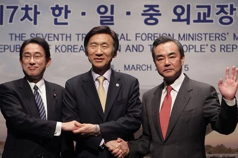 Ngoại trưởng Nhật Bản, Trung Quốc và Hàn Quốc trong một cuộc gặp hồi thàng 3/2015 tại Seoul, Hàn Quốc. (Nguồn: Getty Images)