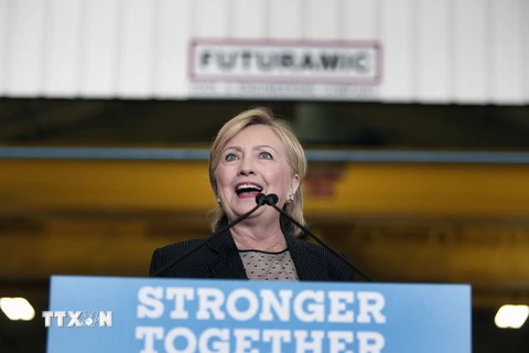 Bà Hillary Clinton phát biểu tại Warren, Michigan, Mỹ. (Nguồn: AFP/TTXVN)