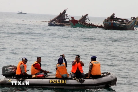 Tàu cá hoạt động trái phép trên vùng biển Kuala Langsa, Aceh, Indonesia bị đánh chìm. (Nguồn: AFP/TTXVN)