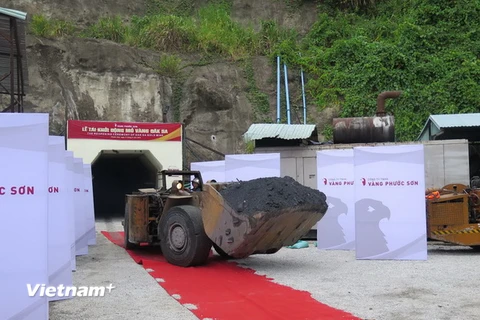 Khai thác xe quặng đầu tiên sau khi tái khởi động dự án. (Ảnh: Nguyễn Sơn/Vietnam+)
