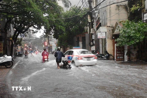 Phố Tô Vĩnh Diện, quận Thanh Xuân bị ngập nặngtrong chiều 19/8. (Ảnh: Mạnh Khánh/TTXVN)