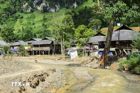 Bản Hột (xã Mường Đun, huyện Tủa Chùa, tỉnh Điện Biên) nằm ngay bên lòng suối dễ xảy ra lũ quét. (Ảnh: Xuân Tư/TTXVN)