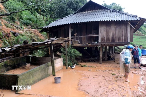 Nhà của hộ dân ở xã Hát Lừu huyện Trạm Tấu, Yên Bái bị đất đá sạt lở vào. (Ảnh: Thế Duyệt/TTXVN)