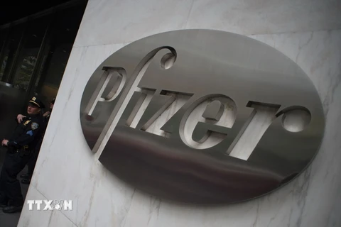 Logo của Hãng Pfizer tại trụ sở ở New York. (Nguồn: AFP/TTXVN)