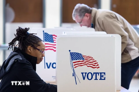 Cử tri Mỹ bỏ phiếu trong ngày bầu cử "Siêu thứ Ba" tại Centreville, Virginia ngày 1/3. (Nguồn: AFP/TTXVN)