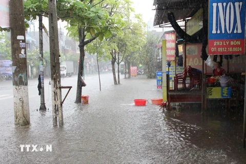 Nước mưa tràn vào nhà dân trên đường Lý Bôn, thành phố Thái Bình. (Ảnh: Xuân Tiến/TTXVN)