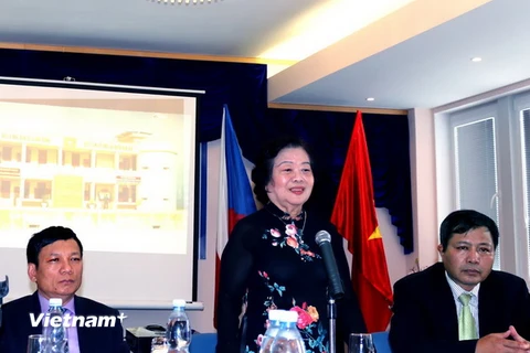 Bà Trương Mỹ Hoa làm việc với đại diện cộng đồng Việt Nam tại Séc. (Ảnh: Trần Quang Vinh/Vietnam+)