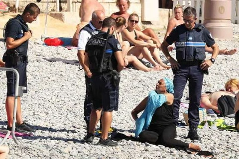 Cảnh sát Pháp yêu cầu một phụ nữ cởi bỏ bộ đồ bơi burkini. (Nguồn: msn.com)