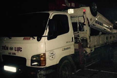 Hòa Bình: Xe taxi mất lái lao xuống suối, 3 người thương vong