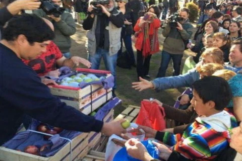 Nông dân Argentina phát miễn phí hoa quả để phản đối siêu thị tăng giá. (Nguồn: La Nacion)