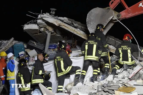 Lực lượng cứu hộ tìm kiếm nạn nhân động đất tại Amatrice, Italy. (Nguồn: EPA/TTXVN)