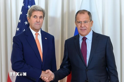 Ngoại trưởng Nga Sergei Lavrov (phải) và người đồng cấp Mỹ John Kerry (trái) tại cuộc hội đàm ở Geneva. (Nguồn: AFP/TTXVN)