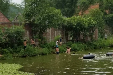 Hà Tĩnh: Dạy con tập bơi dưới ao cá, 2 bố con cùng chết đuối