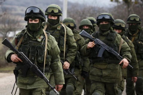 Binh lính Nga tuần tra bên ngoài căn cứ quân sự của Ukraine tại Crimea. (Nguồn: Reuters)