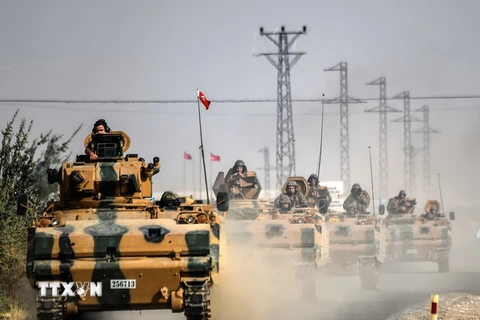 Xe tăng quân đội Thổ Nhĩ Kỳ tiến vào thị trấn biên giới Jarabulus của Syria ngày 25/8. (Nguồn: AFP/TTXVN)