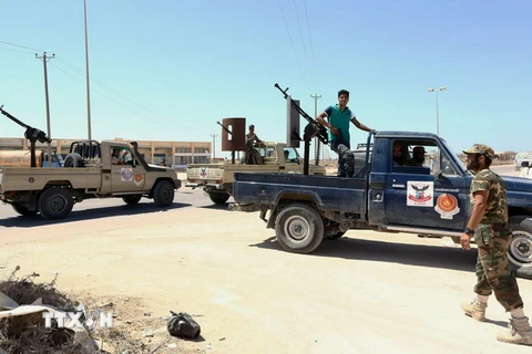 Lực lượng trung thành với Chính phủ Hòa hợp Dân tộc tại một chốt kiểm soát ở thành phố Sirte. (Nguồn: AFP/TTXVN)