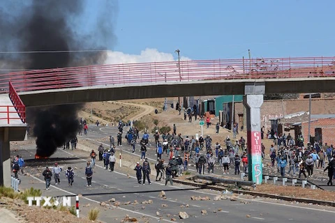 Xung đột giữa cảnh sát chống bạo động và các thợ mỏ trong cuộc biểu tình tại Panduro ngày 25/8. (Nguồn: EPA/TTXVN)
