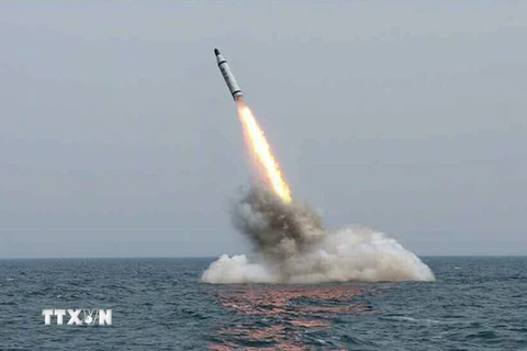 Một vụ phóng thử tên lửa từ tàu ngầm của Triều Tiên. (Nguồn: EPA/ TTXVN)