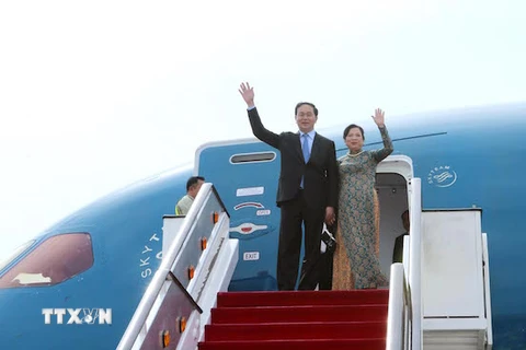 Chủ tịch nước Trần Đại Quang và Phu nhân tại sân bay quốc tế Bandar Seri Begawan. (Ảnh: Nhan Sáng/TTXVN)