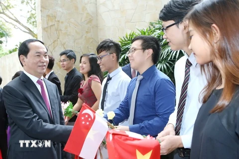 Các sinh viên Việt Nam tại Singapore chào đón Chủ tịch nước Trần Đại Quang và Phu nhân. (Ảnh: Nhan Sáng/TTXVN)