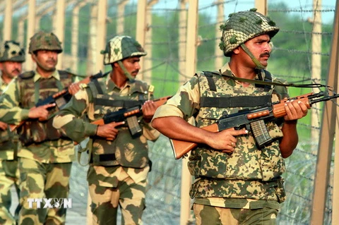 Binh sỹ Ấn Độ tuần tra tại khu vực biên giới cách Jammu thủ phủ mùa Đông bang Kashmir do Ấn Độ kiểm soát khoảng 45km. (Nguồn: EPA/TTXVN)