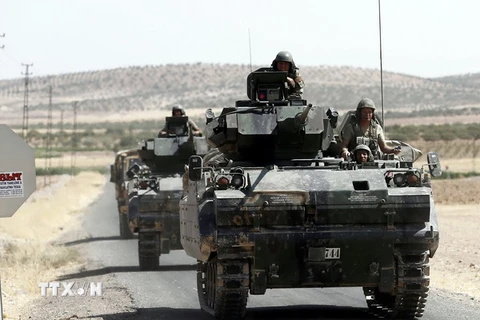  Xe tăng của Thổ Nhĩ Kỳ tham gia chiến dịch quân sự chống các tay súng người Kurd tại khu vực biên giới với Syria. (Nguồn: EPA/TTXVN)