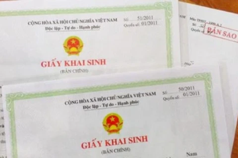Đà Nẵng: Công dân mới chào đời được trao giấy khai sinh tại nhà