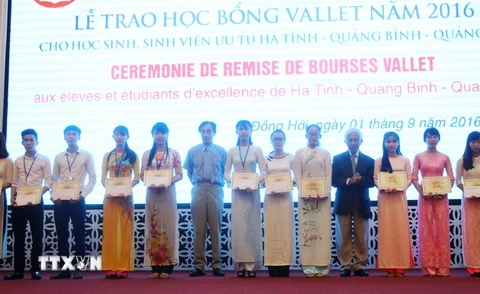 Giáo sư Odon Vallet và giáo sư Trần Thanh Vân trao học bổng cho các em sinh viên ưu tú. (Ảnh: Võ Dung/TTXVN)