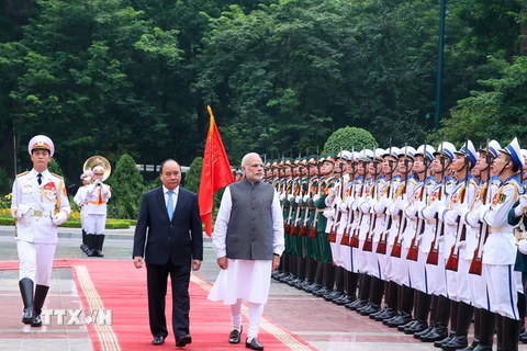 Thủ tướng Nguyễn Xuân Phúc và Thủ tướng Ấn Độ Narendra Modi duyệt Đội danh dự Quân đội nhân dân Việt Nam. (Ảnh: Thống Nhất/TTXVN)