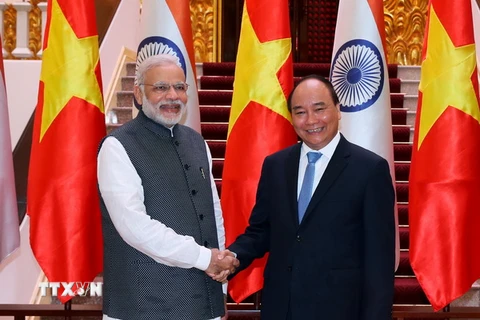Thủ tướng Nguyễn Xuân Phúc với Thủ tướng Ấn Độ Narendra Modi. (Ảnh: Thống Nhất/TTXVN)