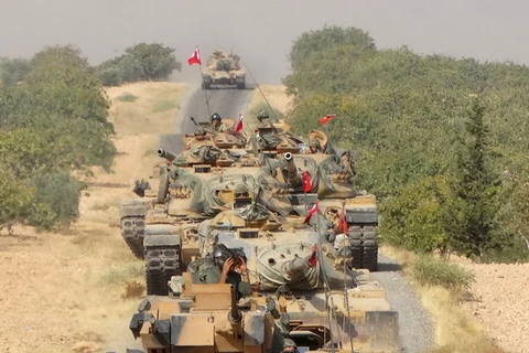 Xe tăng quân đội Thổ Nhĩ Kỳ tiến về phía thị trấn biên giới Jarablus, Syria. (Nguồn: Reuters)