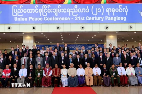 Tổng thống Myanmar U Htin Kyaw (thứ 9, trái, trước) và Cố vấn nhà nước Aung San Suu Kyi (thứ 8, trái, trước) và các đại biểu chụp ảnh chung tại hội nghị. (Nguồn: THX/TTXVN)