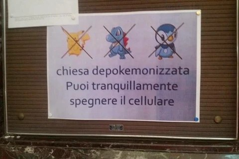 Thông điệp "không Pokemon" được dán trên cửa nhà thờ. (Nguồn: La Repubblica)