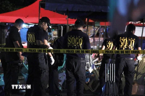 Cảnh sát Philippines điều tra tại hiện trường vụ nổ bom. (Nguồn: EPA/TTXVN)