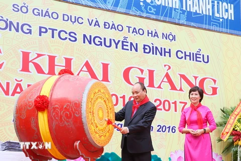 Thủ tướng Nguyễn Xuân Phúc đánh trống khai giảng năm học mới 2016-2017. (Ảnh: Thống Nhất/TTXVN)