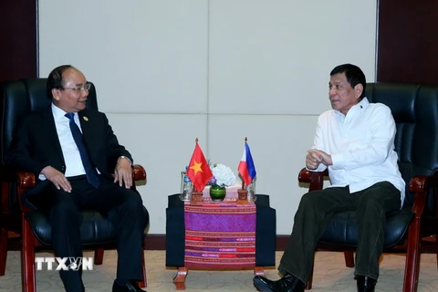 Thủ tướng Nguyễn Xuân Phúc gặp Tổng thống Philippines Rodrigo Duterte. (Ảnh: Thống Nhất/TTXVN)