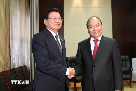 Thủ tướng Nguyễn Xuân Phúc gặp song phương Thủ tướng Lào Thongloun Sisoulith. (Ảnh: Phạm Kiên/TTXVN​)