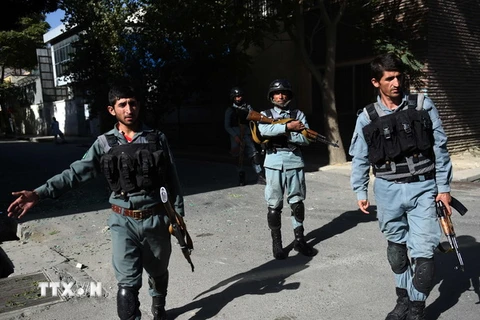 Lực lượng an ninh Afghanistan làm nhiệm vụ tại hiện trường vụ tấn công. (Nguồn: AFP/TTXVN)