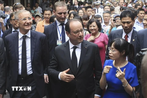 Tổng thống Cộng hoà Pháp Francois Hollande đi bộ tham quan phố cổ Hà Nội. (Ảnh: Phạm Kiên/TTXVN)