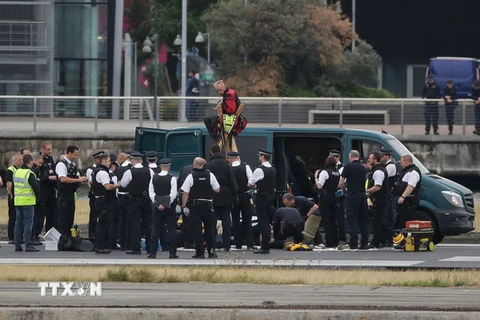 Lực lượng chức năng giải tán đám đông biểu tình tại sân bay London City. (Nguồn: AFP/TTXVN)